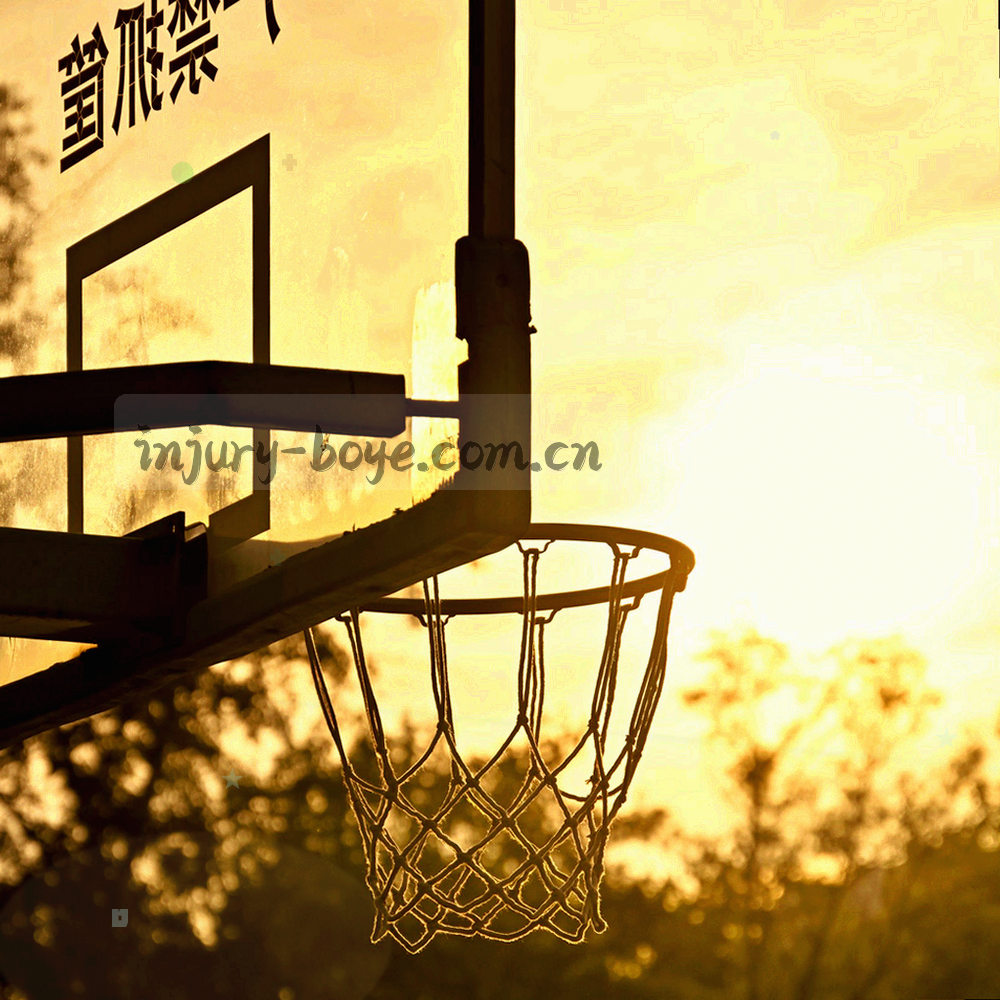 传球网络图与射门分布图叠合而成的抽象图形，深色底上亮线连成网状